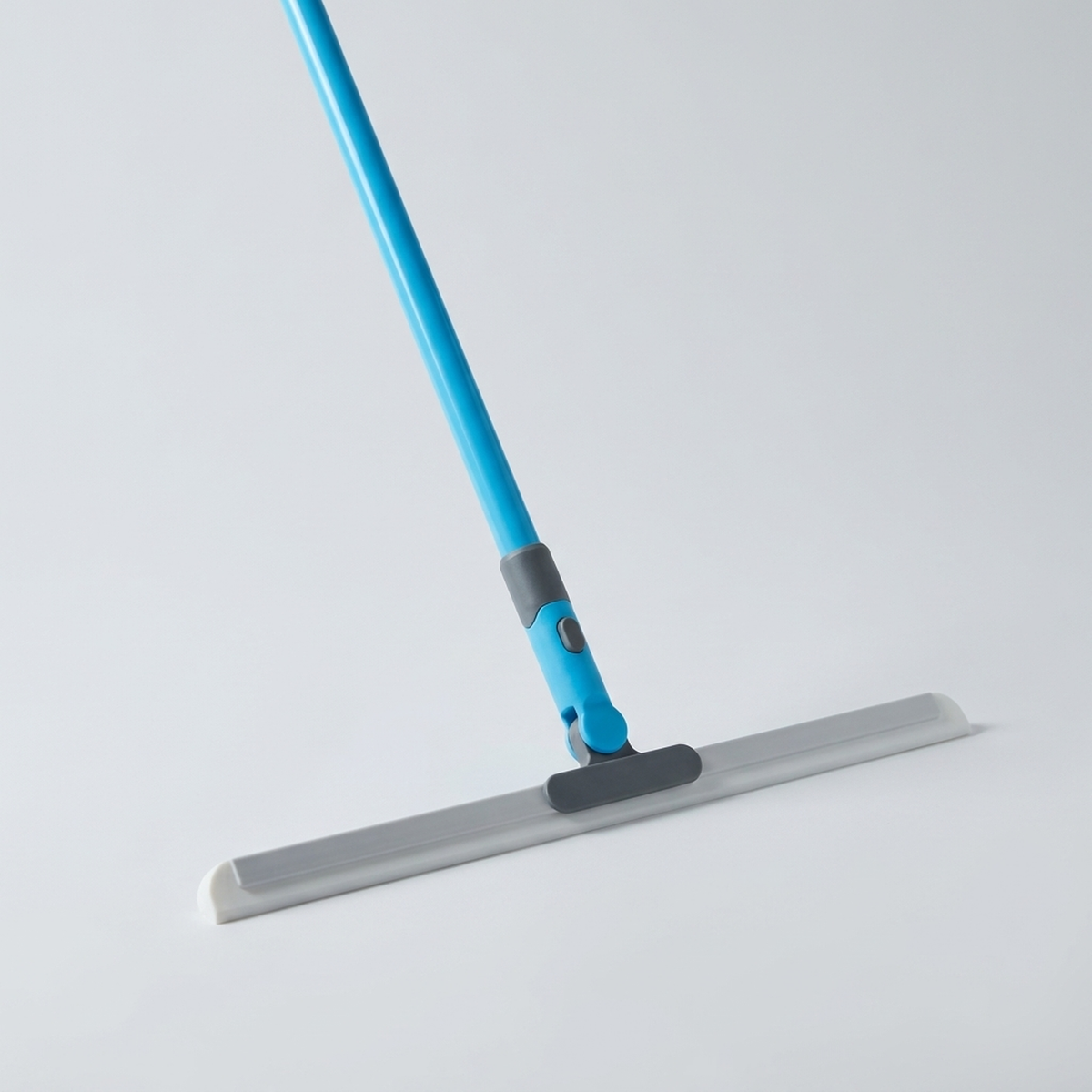 CLEANROLL – Manual Rug Sweeper for Fast and Convenient Cleaning