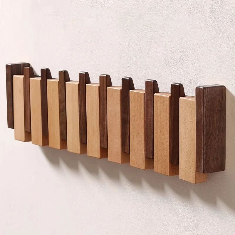 Håndlavet knagerække i klaverstil med nedfældbare knager til entréen
