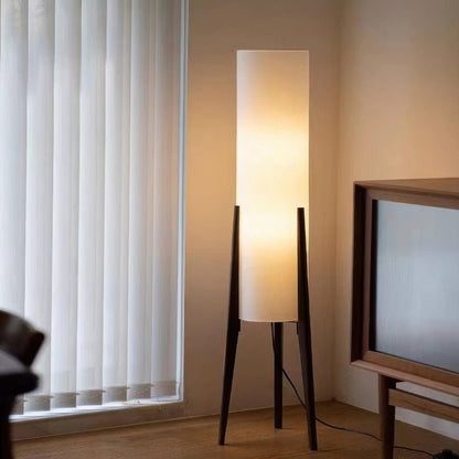 Skandinavisk gulvlampe i valnøddetræ med dæmpbart LED-lys