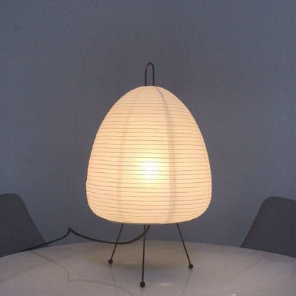 Elegant bordlampe i rispapir med jernfod i japansk design