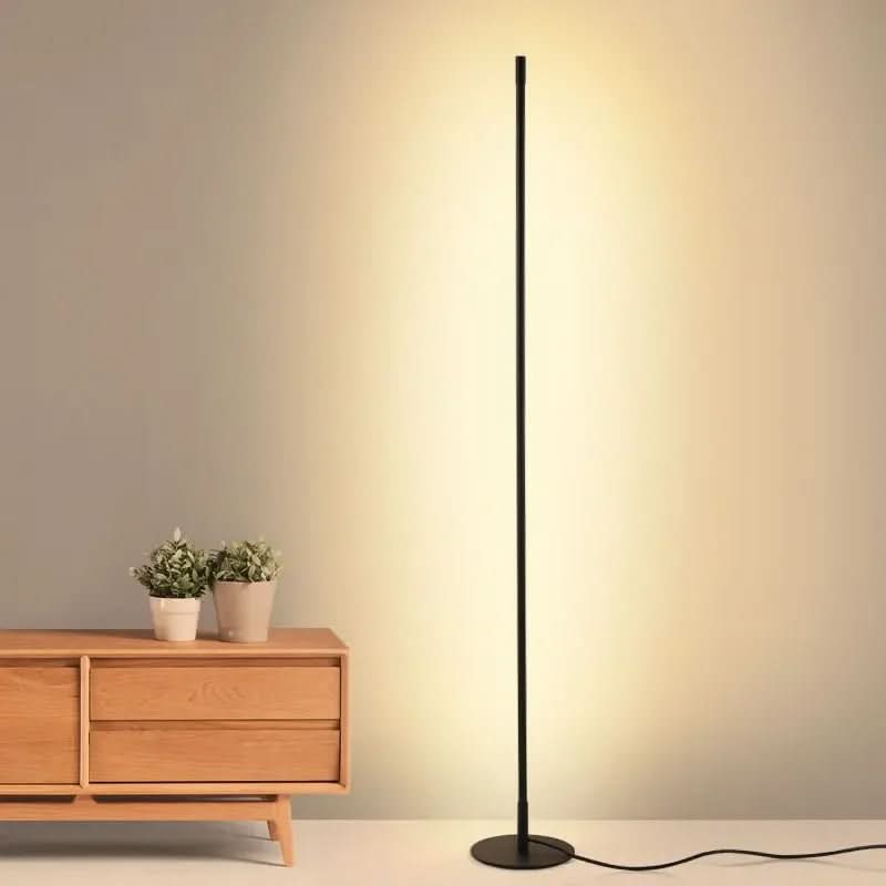 Dæmpbar gulvlampe i metal med varmhvidt LED-lys til stuen