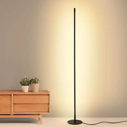 Dæmpbar gulvlampe i metal med varmhvidt LED-lys til stuen