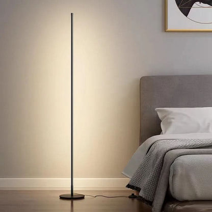 Dæmpbar gulvlampe i metal med varmhvidt LED-lys til stuen